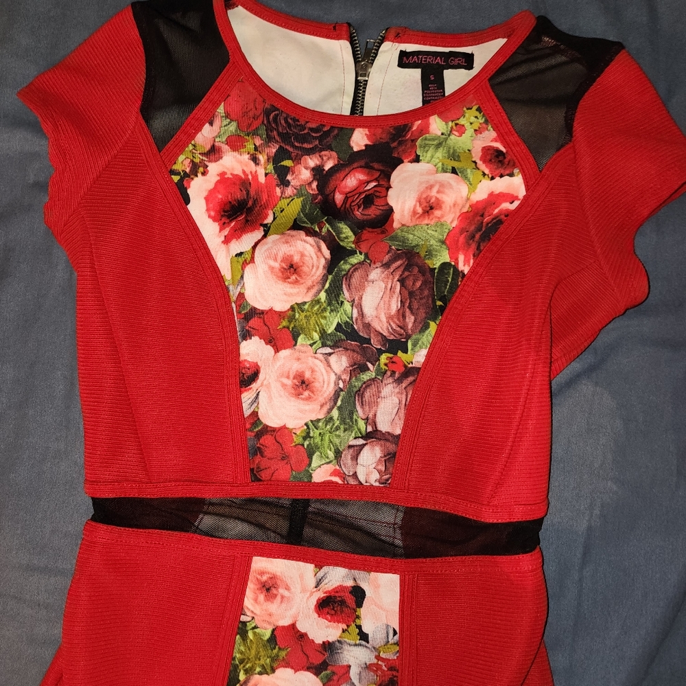 Tight red flower prints w mess.